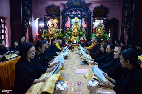 Vào chiều 21/5, nhân lễ Phật đản, các vị Hoà thượng, tăng, ni, phật tử cùng đọc kinh ở khu vực điện Quan âm.