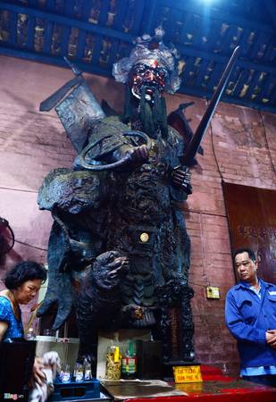Ở khu vực chánh điện thờ hai bên hai vị thần to, cao, thể hiện uy nghiêm. Bên trái chánh điện thờ Đại tướng quân Phục Hổ.
