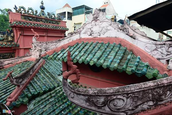 Mái ngói màu xanh ngọc bích theo kiến trúc Trung Hoa vẫn còn bền vững với thời gian.