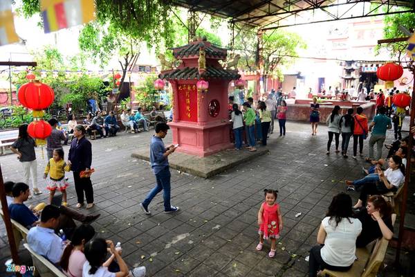 Không gian trước sân chùa là nơi mọi người nghỉ nơi, tịnh tâm, tránh đi cái ồn ào, náo nhiệt vốn có của thị thành.