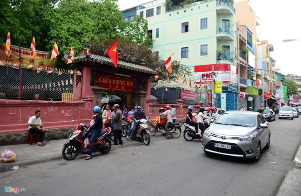 Ngày Phật đản 15/4 âm lịch, chùa thu hút đông đảo người dân đến thăm viếng. Nhiều người cũng hiếu kỳ khi nghe tin Tổng thống Mỹ Obama có thể sẽ đến thăm vào ngày 24/5 tới.