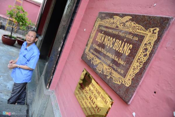 Ngôi chùa toạ lạc ở số 73 Mai Thị Lựu, phường Đa Kao, quận 1 (TP HCM). Bên trong vẫn còn giữ nhiều liễn đối, tranh thờ, bao lam, hương án. Đây là ngôi chùa duy nhất ở Việt Nam có những bức tượng cổ bằng giấy bồi thể hiện các cuộc họp mặt của các vị thần thánh về chầu Ngọc Hoàng. Vào năm 1994, nơi đây được công nhận là di sản kiến trúc nghệ thuật cấp quốc gia.