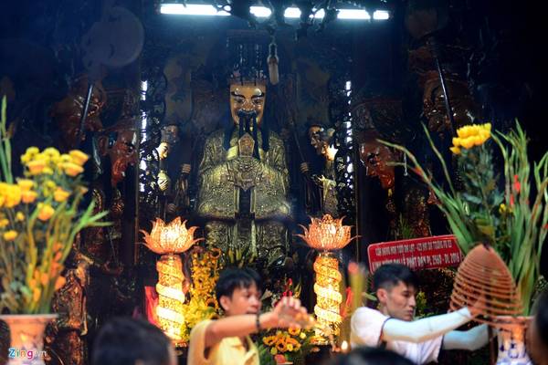 Bên trong ngôi chùa gồm 3 tòa: Tiền điện, Trung điện và Chánh điện. Tại khu chánh điện có thờ Ngọc Hoàng Thượng Đế, đức Phật cùng các vị chư thần.