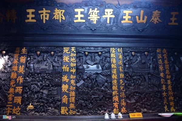 Những liễn đối, tranh thờ, bao lam, hương án...được chạm trỗ tinh xảo bằng gỗ quý còn lưu giữ đến ngày nay.