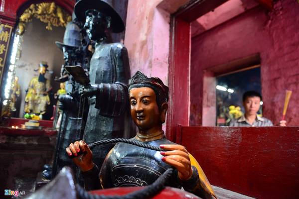 Chùa còn có một số tượng mang tính đời sống như thần văn chương, thần cúng sao giải hạn, thần dạy nghề cùng những tín ngưỡng dành cho phái nữ.