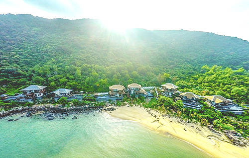 Để trở thành quán quân trong giải thưởng hàng đầu thế giới của ngành du lịch, InterContinnental Danang Sun Peninsula Resort đã vượt qua 10 đối thủ như Amanyara Villas Ayada và Cheval Blanc Randheli, Emirates Palace, Conrad Algarve đến từ các thiên đường nghỉ dưỡng nổi tiếng như Turks & Caicos, Maldives, UAE, Mỹ...