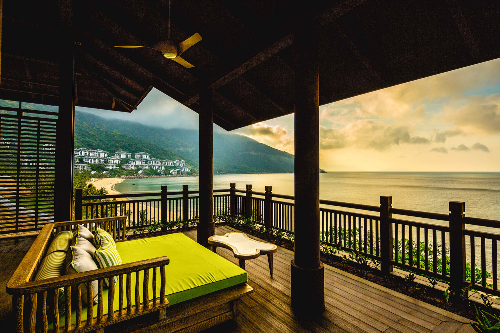 Bắt đầu đi vào hoạt động từ tháng 6/2012, đến nay InterContinental Danang Sun Penninsula Resort (tại bán đảo Sơn Trà, Đà Nẵng) đã trở thành điểm đến của nhiều ngôi sao, các chính trị gia và những nhân vật quan trọng trên thế giới. Được thiết kế bởi kiến trúc sư Bill Bensley - top 5 kiến trúc sư lừng danh thế giới và tâm huyết từ chủ đầu tư Sun Group, sự khác biệt của khu nghỉ dưỡng chính là những triết lý chiều sâu của nền văn hóa Việt kết tinh trong từng đường nét kiến trúc.