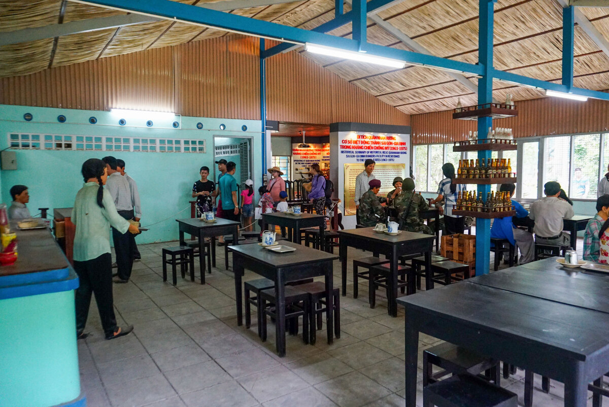 Không gian bên trong quán Nhan Hương khoảng 100m2