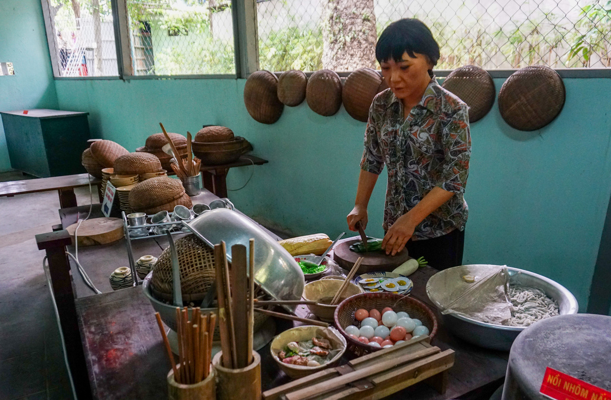 Hiện vật giới thiệu nếp sống Sài Gòn xưa tại quán Nhan Hương