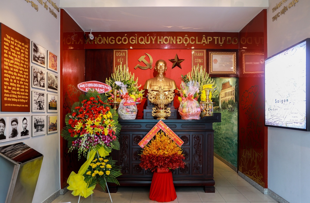 Tầng trệt căn nhà Bác Hồ với bàn thờ và tranh ảnh Sài Gòn xưa