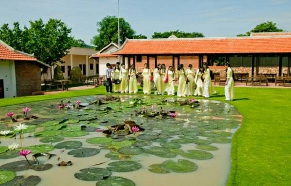 Khuôn viên xanh với ao sen tại trường Đại học Phan Thiết