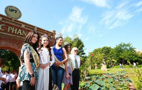 Đoàn Hoa hậu Trái đất thăm trường Đại học Phan Thiết