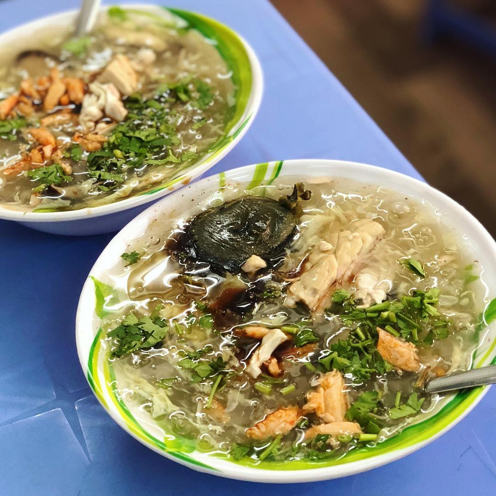 Há cảo nóng hổi ăn kèm rau răm hành phi Há cảo nóng hổi ăn kèm rau răm hành phi