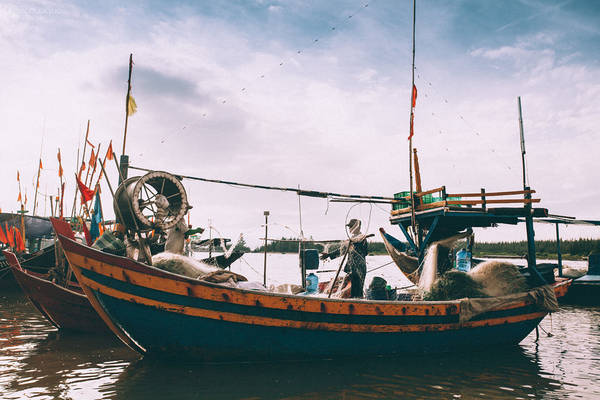 Ngư dân tại Cảng cá Lộc An đang xếp lưới gọn gàng để chuẩn bị chuyến đánh bắt mới.