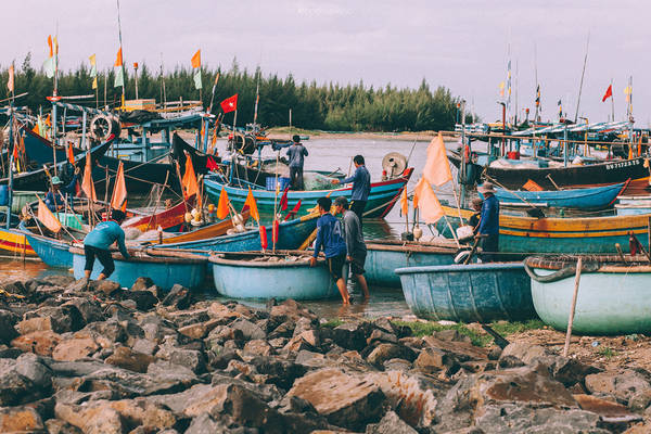Mọi người đã chuẩn bị xong để sẵn sàng ra khơi, mang hy vọng về một ngày tươi sáng.