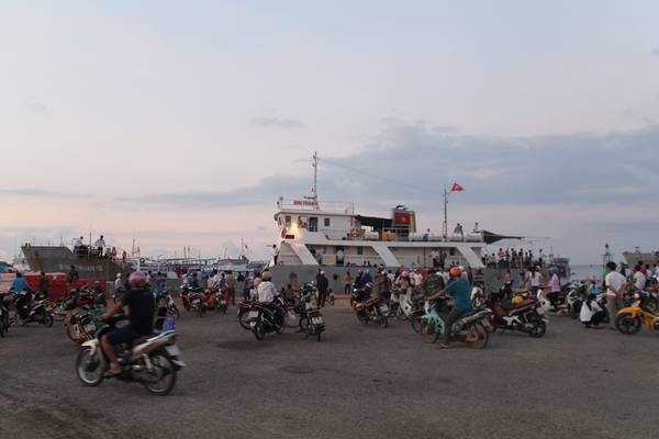 Du khách lên tàu tại cảng Phú Quý để quay trở lại Phan Thiết. Ảnh: San San