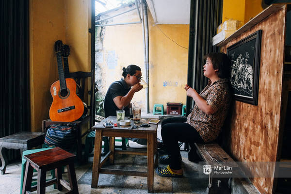 Cửa sổ đón nắng tại quán cafe Hà Nội vintage