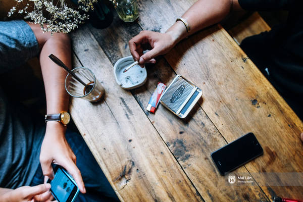 Bàn ghế gỗ mộc mạc bên trong quán cafe Hà Nội
