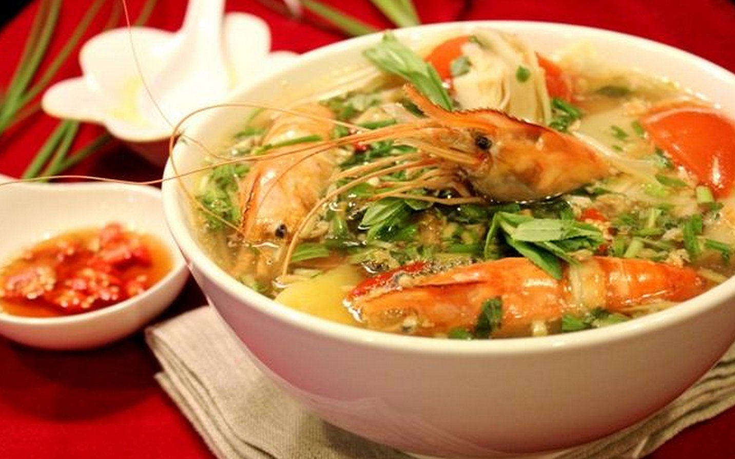 Món canh chua tôm Nam Bộ hoàn chỉnh