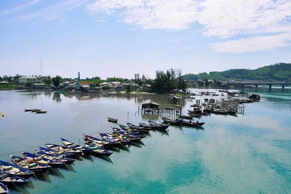 Những chiếc thuyền nằm im lìm chờ ngư phủ đến ''đánh thức" và bắt đầu một ngày làm việc tràn đầy năng lượng.