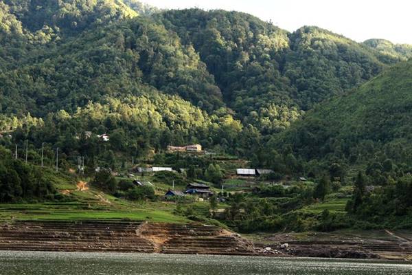 Xung quanh hồ có nhiều bản làng của người H’mong, với những thửa ruộng bậc thang đặc trưng của Sa Pa.
