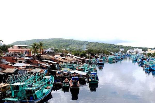 Nằm ở phía Tây Bắc, thị trấn Dương Đông được xem là thủ phủ của huyện đảo, chợ Dương Đông lúc nào cũng tấp nập kẻ bán người mua, du khách sẽ choáng ngợp với những loại hải sản tươi ngon, giá cả phải chăng. Điều đặc biệt dịch vụ chuyển phát hải sản qua đường hàng không rất thuận tiện khi du khách có nhu cầu mua sắm.