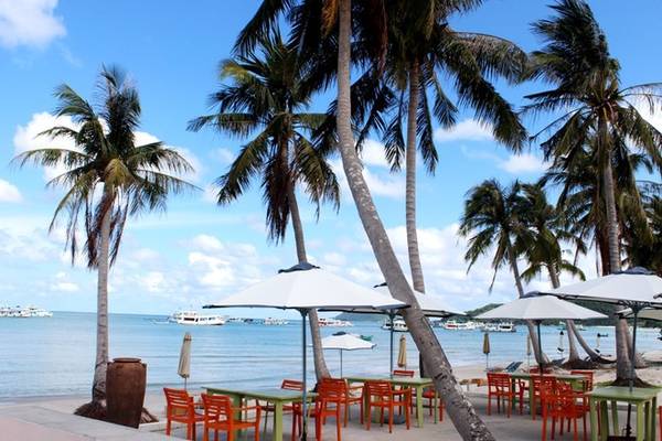 Cách thị trấn Dương Đông 25 km, phía Nam Đảo, du khách sẽ ấn tượng với hai bờ biển đẹp và lãng mạn nhất trên đảo. Bãi Sao – một trong những bãi biển đẹp nhất Việt Nam, với màu nước xanh ngọc bích, bãi cát trắng mịn bên hàng dừa cao vút tạo ra một khung cảnh hữu tình nên thơ. Do bãi biển được quy hoạch bởi các resort, nên không có tình trạng chèo kéo mua bán.