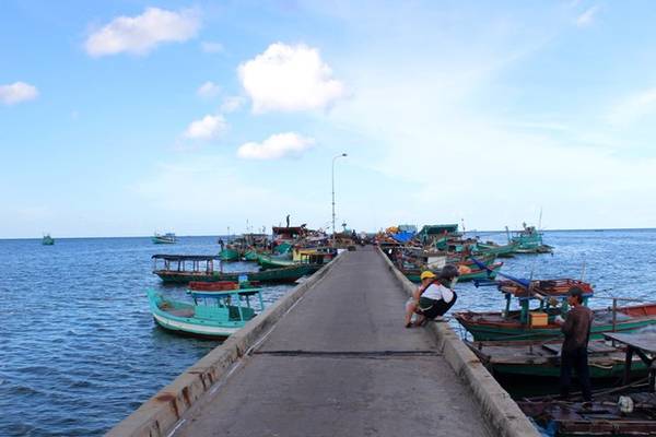 Làng chài Hàm Ninh nằm ở phía Đông Đảo, sau lưng là núi rừng, trước mặt là biển cả. Nơi đây cuốn hút du khách bởi làng chài cổ trong ánh chiều hoàng hôn đẹp đến nao lòng.