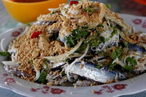 Sẽ rất thiếu sót nếu không nhắc đến những món ngon khi đến Phú Quốc như món gỏi cá trích, nước mắm, rượu sim, hạt tiêu.., những hương vị đã góp phần làm phong phú ẩm thực nơi đây.
