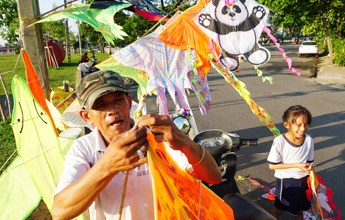 Dọc bờ kè, nhiều người tranh thủ bán thêm diều cùng phụ kiện. Mỗi con diều có từ vài chục đến hàng trăm nghìn đồng. "Đồng diều ở đây ngày nào cũng đông nhưng nhộn nhịp nhất là vào cuối tuần và dịp nghỉ lễ, người dân từ khắp các quận đổ về", người bán diều cho biết.