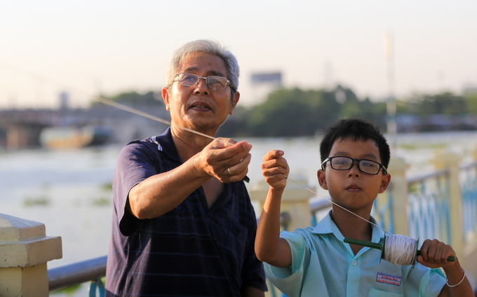 "Trước kia chỗ bờ sông Sài Gòn này chưa có bờ kè hoàn chỉnh, bên cạnh là khu nhà cũ, người dân buôn bán, mở quán nhậu... Từ cuối năm ngoái, khi khu này giải tỏa làm bờ kè và xây công viên thì có nhiều người đến đấy thả diều do có không gian rộng rãi, thoáng mát", ông Đinh Xuân Ninh (quận Bình Thạnh) cho biết.