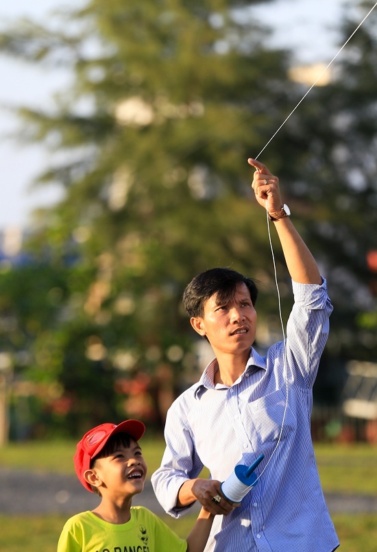 Nhiều phụ huynh dắt theo con nhỏ, ân cần chỉ bé cách căng dây, thả diều, điều khiển độ cao... Khi trời nhá nhem tối, có những đứa trẻ chẳng muốn theo cha mẹ ra về.