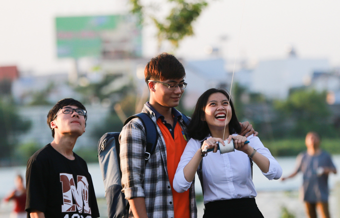 Không chỉ là trò chơi của thiếu nhi, nhiều bạn trẻ cũng hòa mình theo cánh diều chao lượn. "Vừa đi làm về là mình theo bạn ra thả diều luôn, lần đầu được chơi trò này nên cũng thấy khó ghê, thả mãi mà diều không bay lên cao được", bạn Uyên cho biết.