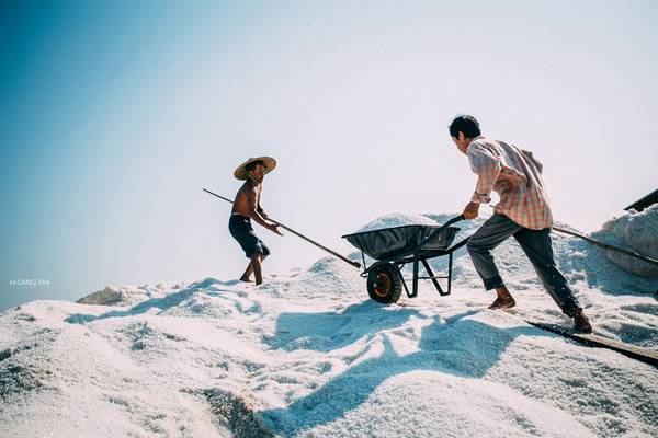 Công đoạn làm muối dưới nắng gắt cánh đồng muối Bà Rịa