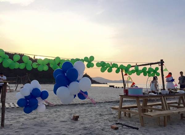 Ánh đèn lãng mạn tại Cảnh Dương Beachcamp về đêm