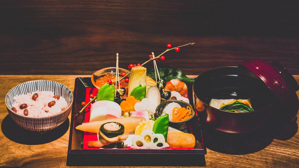 Canh mochi nóng với các nguyên liệu may mắn