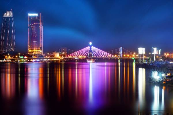 Cầu Quay vẫn ngày ngày chuyển động như biểu tượng của thành phố trẻ năng động. Đúng 12 giờ đêm, cầu từ từ rời hai bờ để xuôi theo dòng sông, giúp tàu thuyền qua lại dễ dàng hơn.