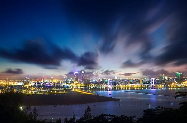 Dòng sông Hàn thơ mộng ngày càng gắn kết hơn nhờ những chiếc cầu tạo điểm nhấn ấn tượng. Mỗi cây cầu là một công trình nghệ thuật với kiến trúc đa dạng và độc đáo.