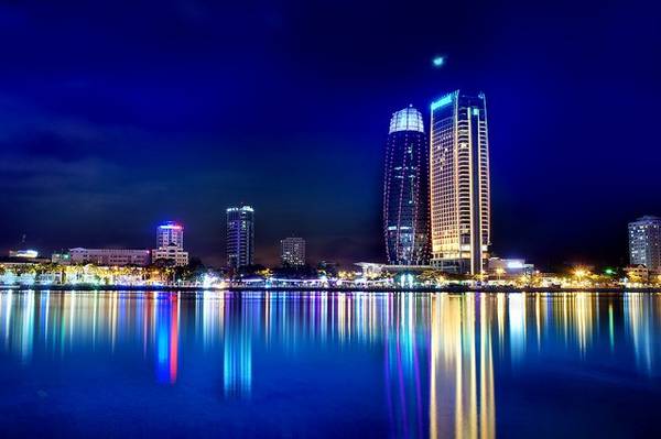 Yêu mến cảnh đẹp của thành phố du lịch này, bạn hẳn không thể quên khung cảnh rực rỡ, thơ mộng của thành phố lúc lên đèn.