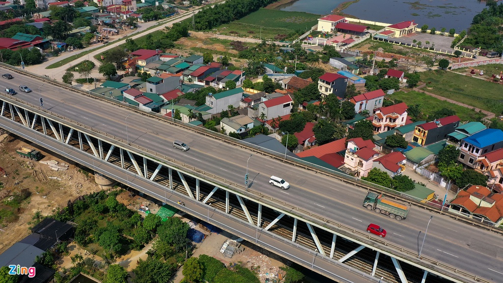 Cầu Thăng Long có kiến trúc đặc biệt với hai tầng. Tầng dưới, ở giữa là hai tuyến đường sắt (thiết kế theo khổ ray 1.435 mm), hai bên là đường xe thô sơ 3,5 m (có thể chạy ôtô 10 tấn). Tầng trên là đường ôtô rộng 15 m, cho bốn làn xe chạy; hai bên là đường cho người đi bộ rộng 1,5 m. Chiều dài toàn cầu tính theo đường sắt (tầng dưới) hơn 5,5 km, tính theo đường ôtô (tầng trên) hơn 3,1 km, theo đường xe thô sơ hơn 2,6 km.