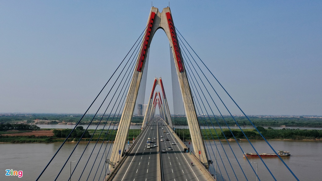 Cầu Nhật Tân có tổng chiều dài 9,17 km, trong đó phần cầu chính là 3,9 km (đoạn cầu vượt sông Hồng chiếm 1,5 km) và phần cầu dẫn dài 5,27 km. Đây là một trong những dự án trọng điểm quốc gia có mức tổng số vốn đầu tư lên đến 13.626 tỷ đồng.