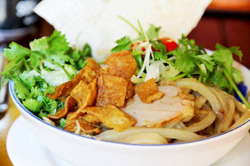 Cao lầu đặc sản khi du lịch Hội An