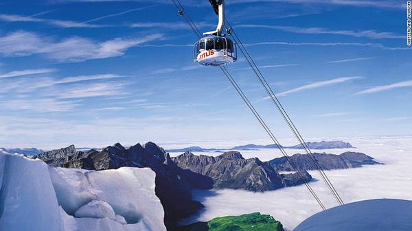 Tuyến cáp treo xoay vòng Titlis Rotair đưa du khách lên đỉnh Titlis