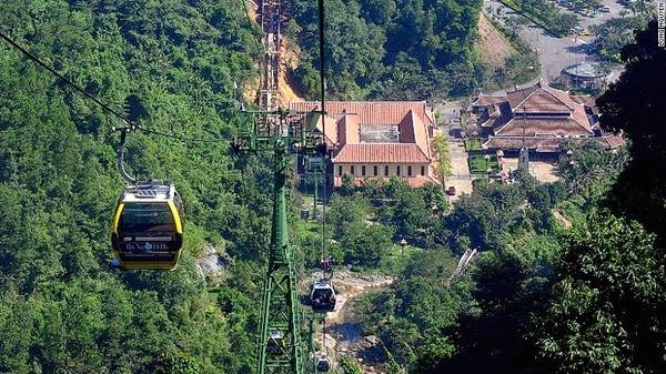 Tuyến cáp treo Bà Nà Hills đưa du khách từ chân núi lên đỉnh Vọng Nguyệt