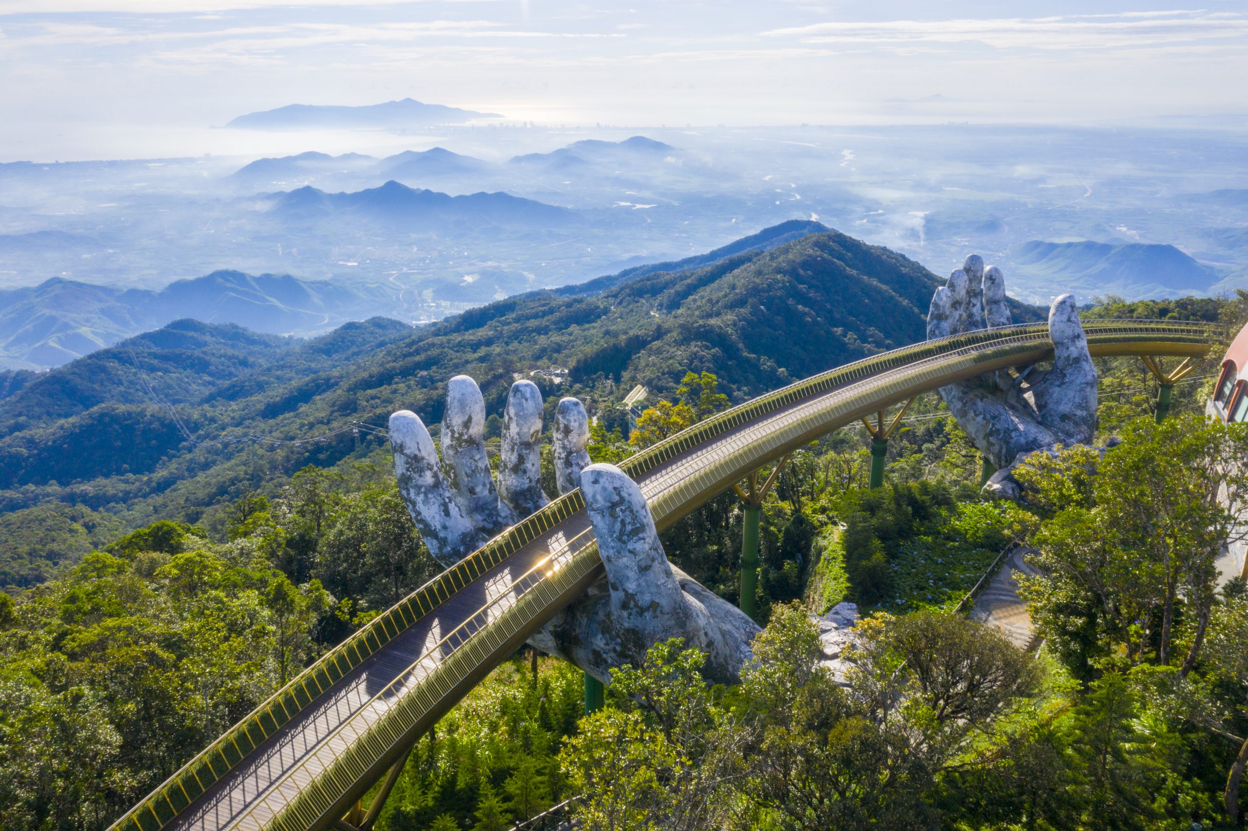 Cầu Vàng Bà Nà Hills điểm đến nổi tiếng toàn cầu