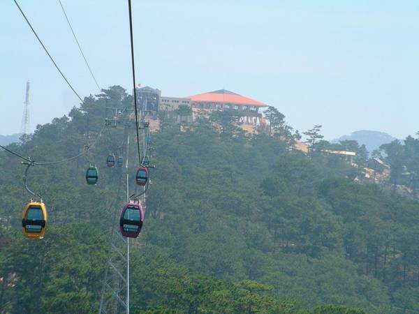 Hiện Khu du lịch cáp treo Đà Lạt (Lâm Đồng) đã và đang đưa dịch vụ cà phê cáp treo vào phục vụ du khách vào các buổi tối thứ 5 đến chủ nhật từ 18h30 - 21h. Giá vé 30.000đ/người bao gồm cả cà phê hoặc trà.
