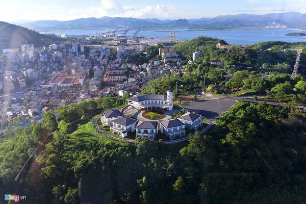 Khu villa nhìn từ cáp treo Hạ Long