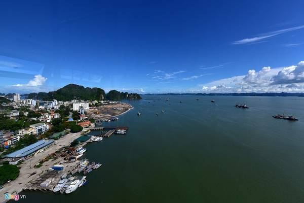 Bến cảng Hòn Gai, phía xa là vịnh Hạ Long trùng điệp hàng nghìn hòn đảo lớn nhỏ.