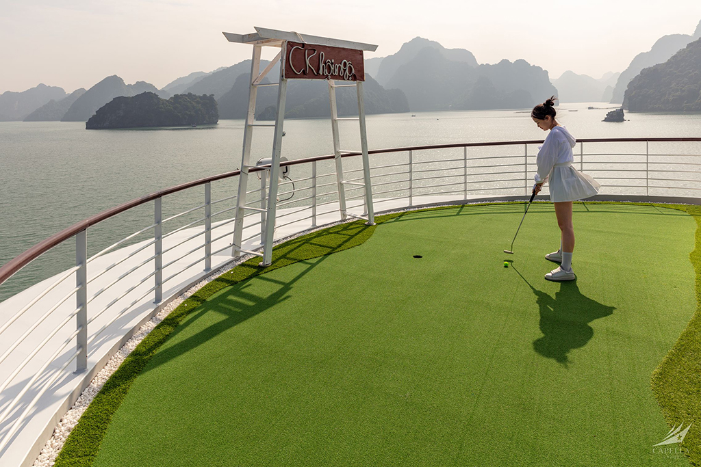 Mini golf trên Du thuyền Capella Hạ Long