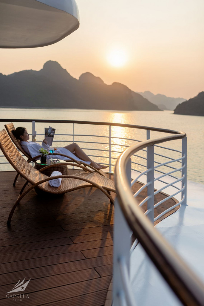 Du thuyền Capella Hạ Long quầy bar Spirit of the Sea